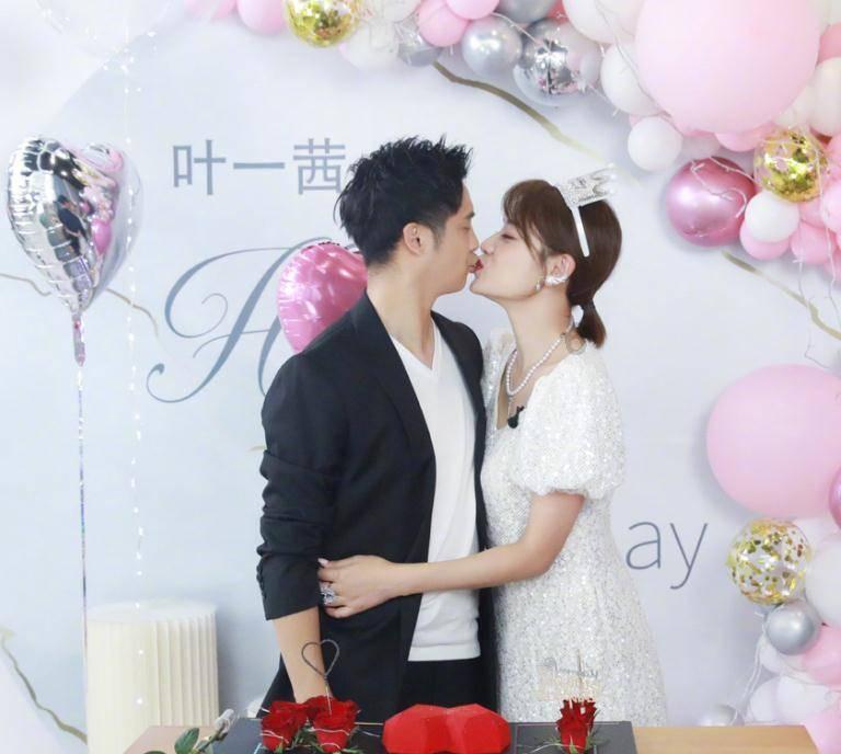 云南一隧道内发生交通事故,女司机为寻开心竟然……